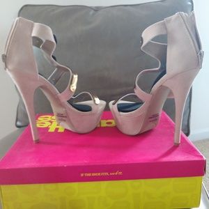 Charlotte Russe Suede Cream/Gold heel